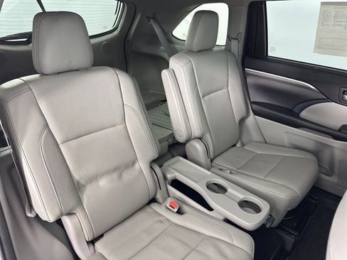 Used 2018 Toyota Highlander Limited Platinum image 29