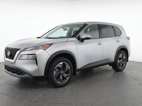 Used 2025 Nissan Rogue SV image 3