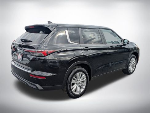 New 2026 Mitsubishi Outlander ES image 3