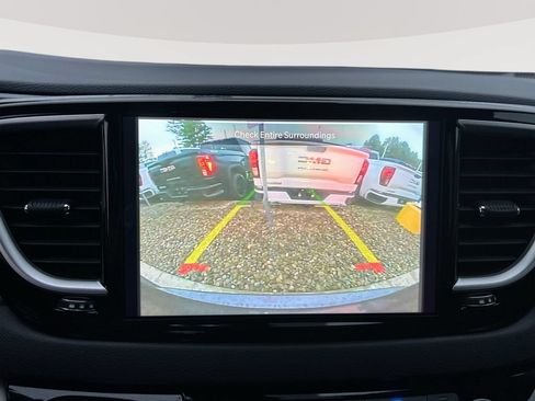 Used 2023 Chrysler Pacifica Touring-L FWD image 18