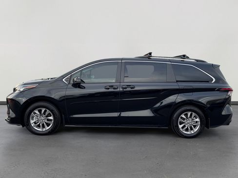 Used 2023 Toyota Sienna LE w/ LE Plus Package AWD/4WD image 2