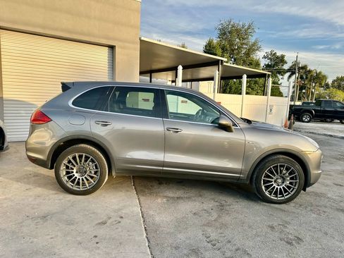 Used 2011 Porsche Cayenne S image 2