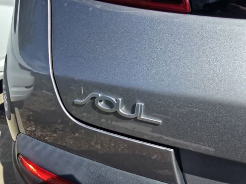 Used 2022 Kia Soul LX w/ Technology Package FWD image 11