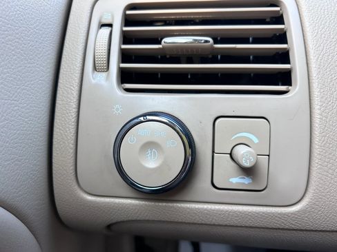 Used 2011 Buick Lucerne CX FWD image 40
