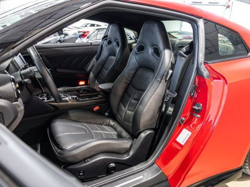 Used 2023 Nissan GT-R Premium w/ Premium Interior Package AWD/4WD image 31