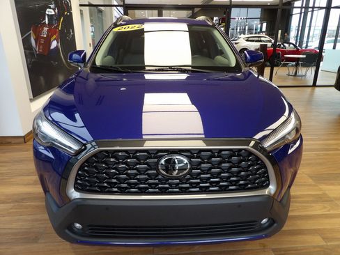 Used 2022 Toyota Corolla Cross XLE image 2