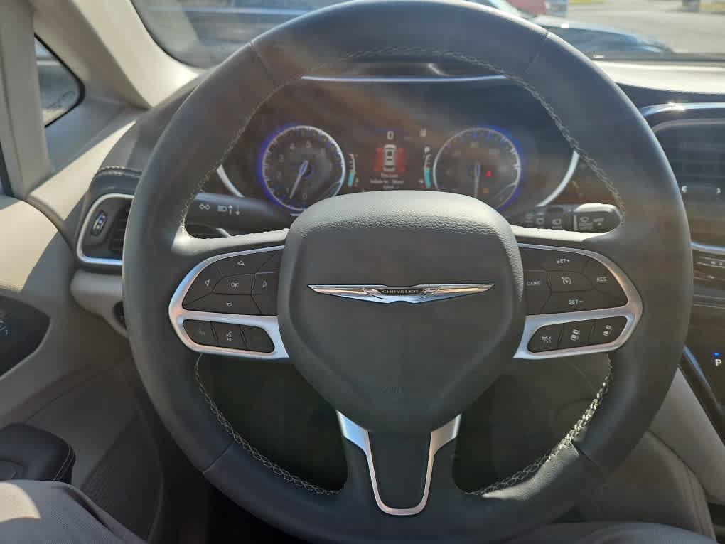 Used 2023 Chrysler Pacifica Limited FWD image 16