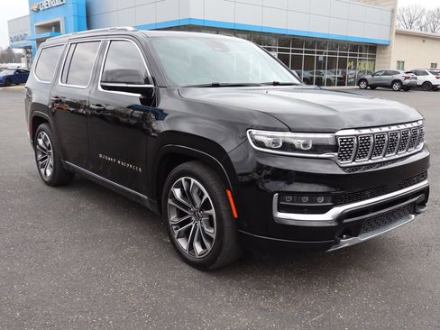Used 2022 Jeep Grand Wagoneer Series III w/ Rear Seat Video Group 1 AWD/4WD image 2