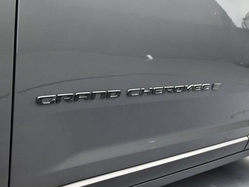 Used 2023 Jeep Grand Cherokee Altitude image 31