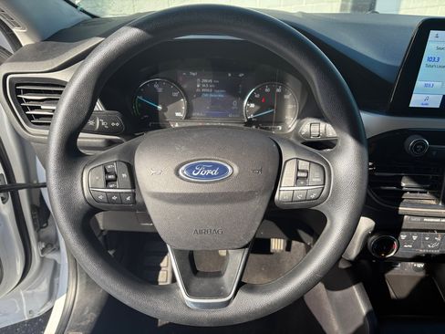 Used 2022 Ford Escape SE image 4