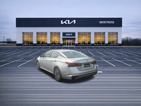 Used 2024 Nissan Altima 2.5 SV FWD image 8