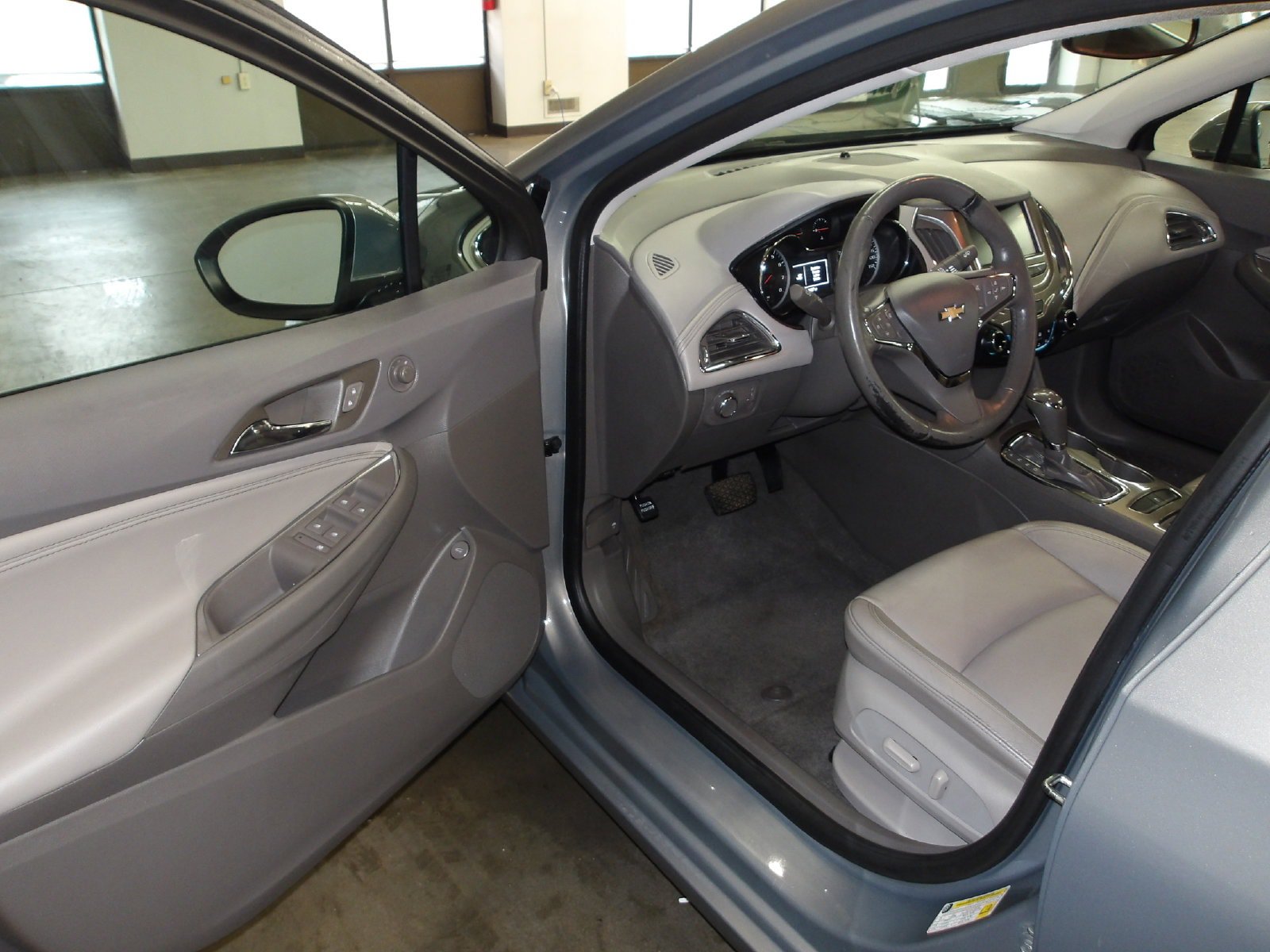Used 2017 Chevrolet Cruze Premier w/ Premier Convenience Package FWD image 8