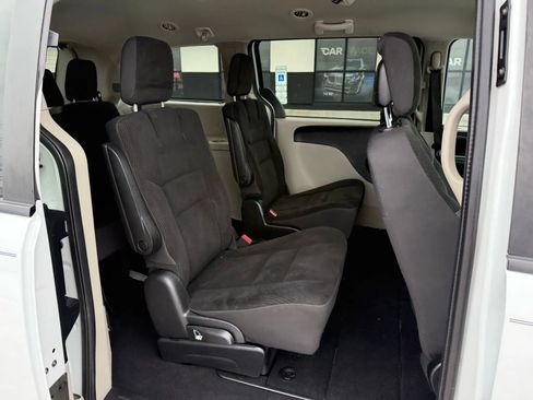 Used 2019 Dodge Grand Caravan SE w/ UConnect Hands-Free Group image 25