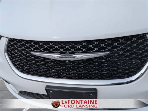 Used 2023 Chrysler Pacifica Touring-L image 9