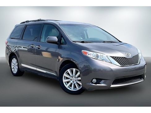 Used 2017 Toyota Sienna XLE w/ XLE Navigation Package AWD/4WD image 3