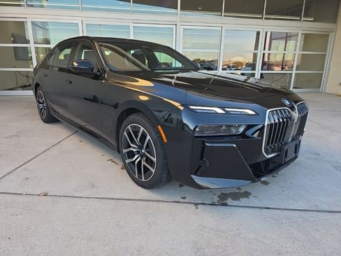 Used 2025 BMW 740i image 7