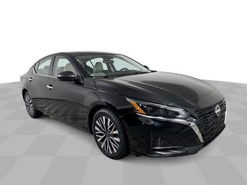Used 2025 Nissan Altima 2.5 SV FWD image 2