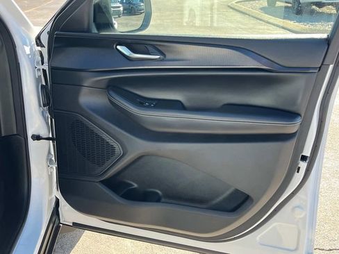 Used 2024 Jeep Grand Cherokee Laredo w/ MOPAR Finishing Package image 11