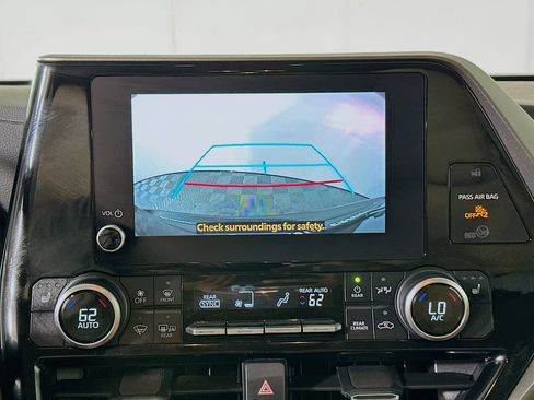 Used 2023 Toyota Highlander XLE AWD/4WD image 25