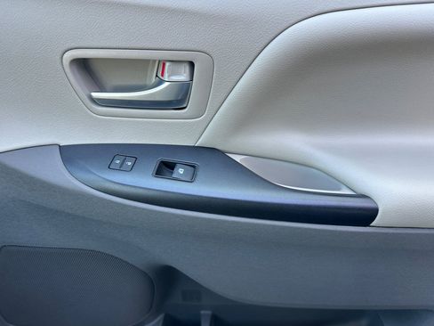 Used 2017 Toyota Sienna LE image 20