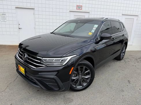 Used 2022 Volkswagen Tiguan SE FWD image 1