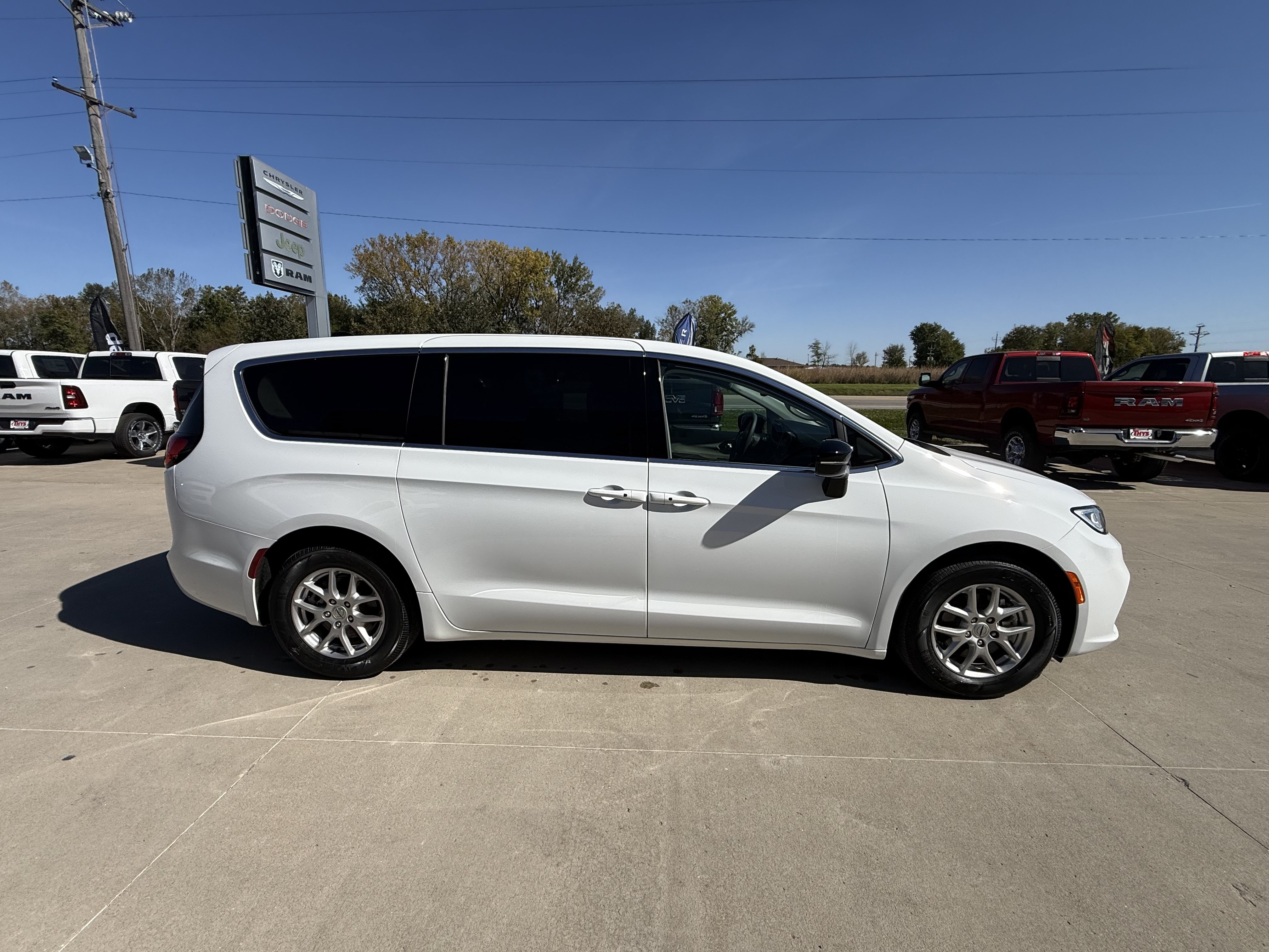 Used 2024 Chrysler Pacifica Touring-L FWD image 34