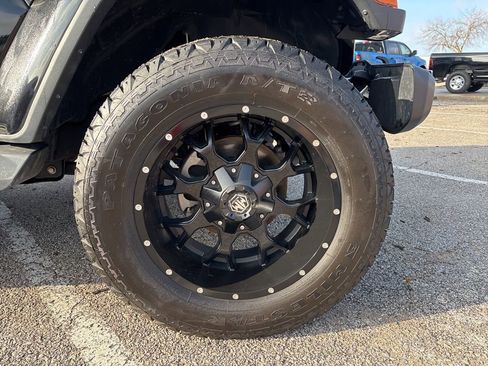 Used 2019 Jeep Wrangler Unlimited Sahara w/ Uconnect 4C Nav & Sound Group image 38