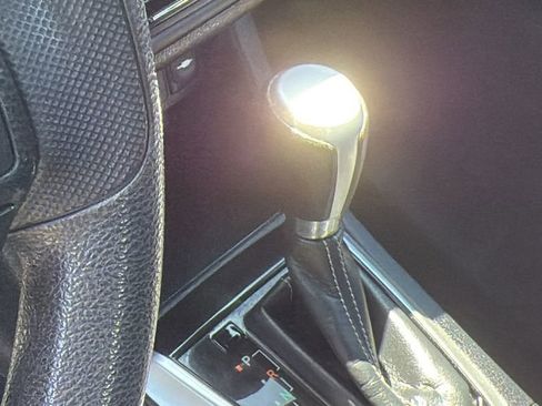Used 2018 Toyota Corolla LE FWD image 19