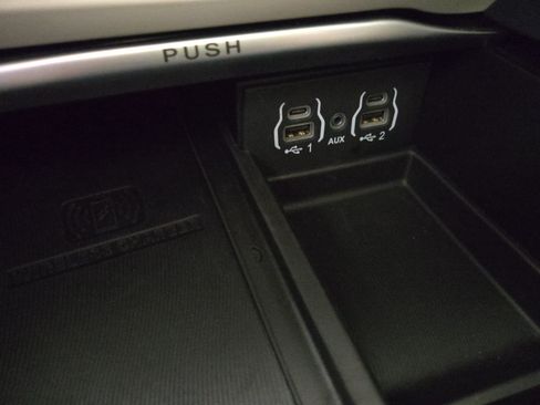 Used 2023 Chrysler Pacifica Limited FWD image 29