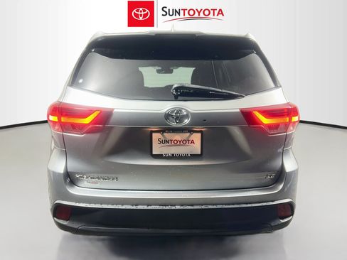 Used 2018 Toyota Highlander SE FWD image 5