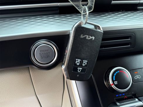 Used 2024 Kia Carnival LX image 32