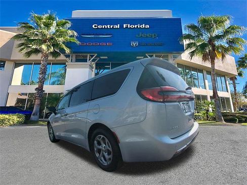 Certified 2024 Chrysler Pacifica Limited image 7