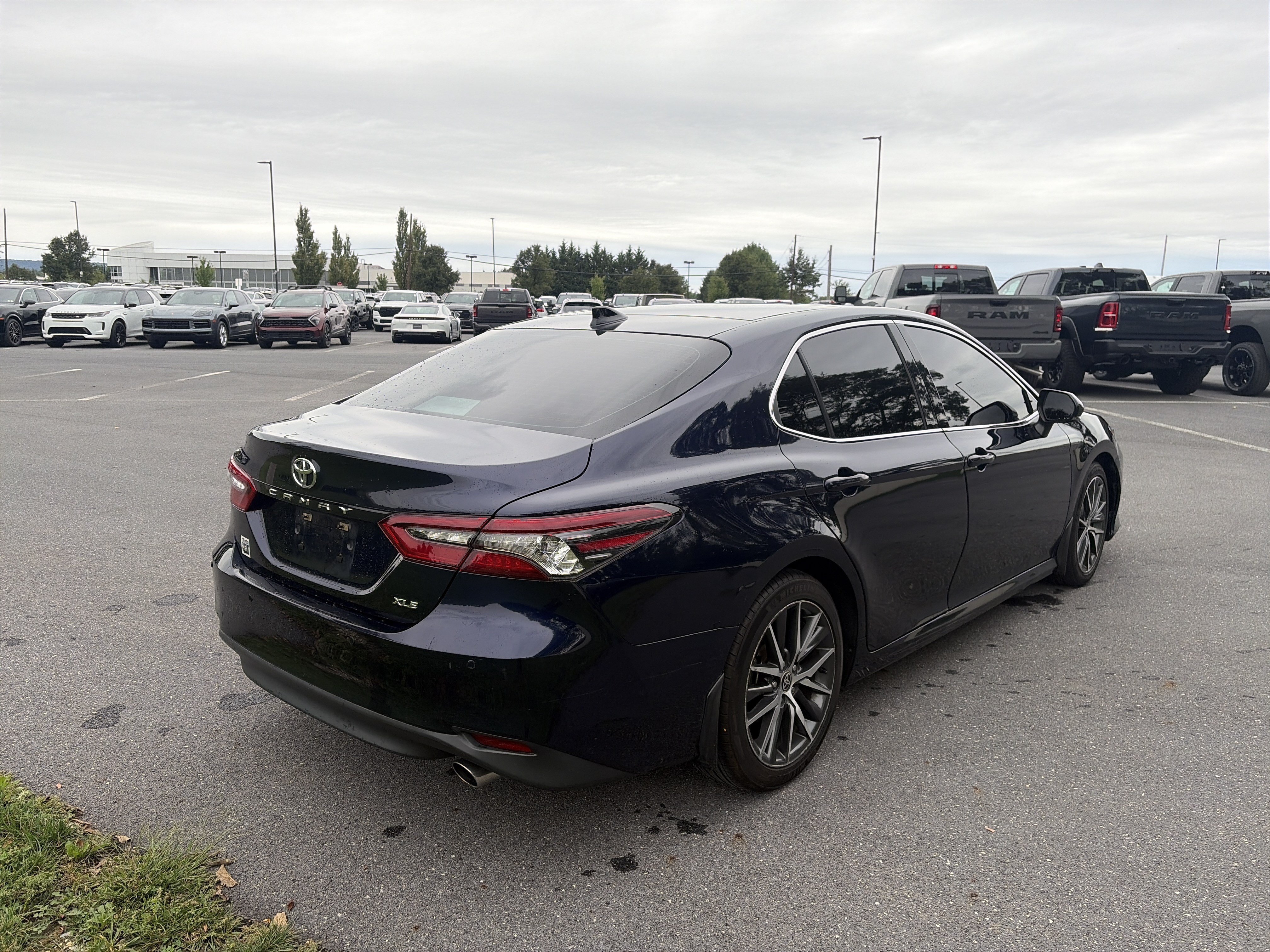Used 2022 Toyota Camry XLE w/ Navigation Package FWD image 5