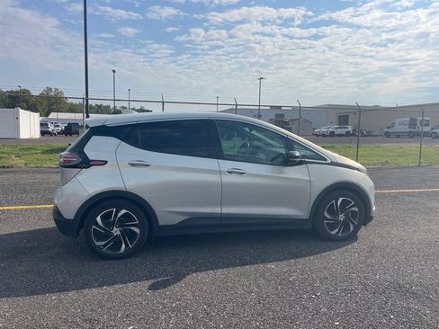 Used 2023 Chevrolet Bolt LT w/ Infotainment Package FWD image 6