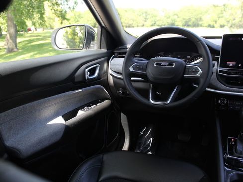 Used 2024 Jeep Compass Latitude AWD/4WD image 10