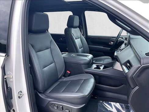 Used 2023 Chevrolet Suburban LT w/ LT Signature Plus Package RWD image 9