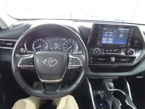 Used 2022 Toyota Highlander XLE FWD image 22