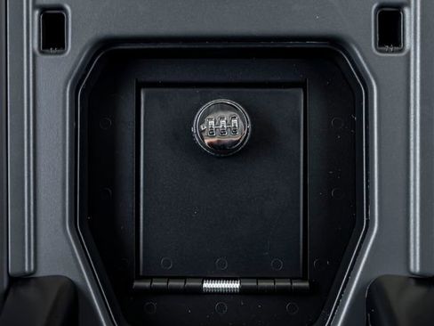 Used 2025 Land Rover Defender 90 X-Dynamic SE image 29