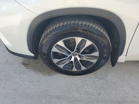 Used 2021 Toyota Highlander XLE image 18