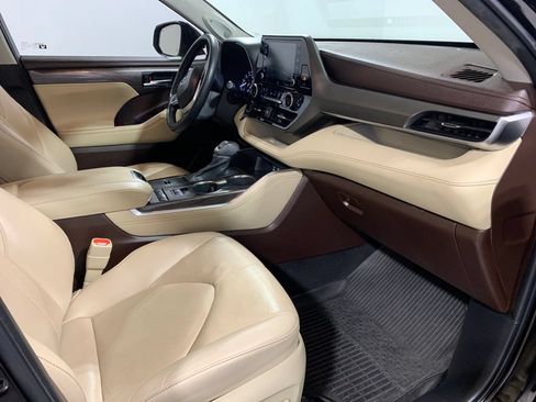 Used 2022 Toyota Highlander Limited FWD image 23