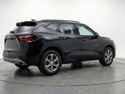 Used 2025 Chevrolet Blazer LT FWD image 9