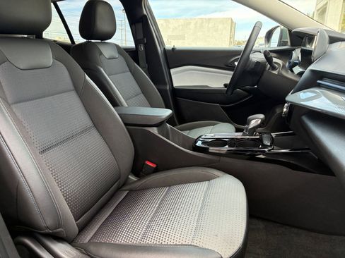 Used 2025 Chevrolet Trax LT w/ LT Convenience Package image 35