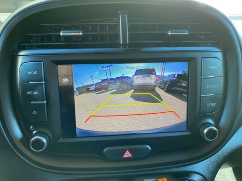 Used 2025 Kia Soul LX w/ LX Technology Package FWD image 22