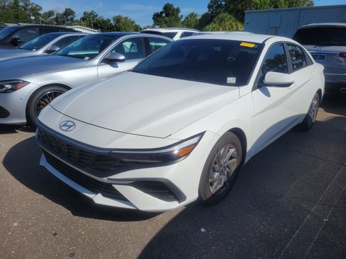 Used 2024 Hyundai Elantra SEL FWD image 1