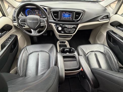 Used 2020 Chrysler Pacifica Touring-L FWD image 10