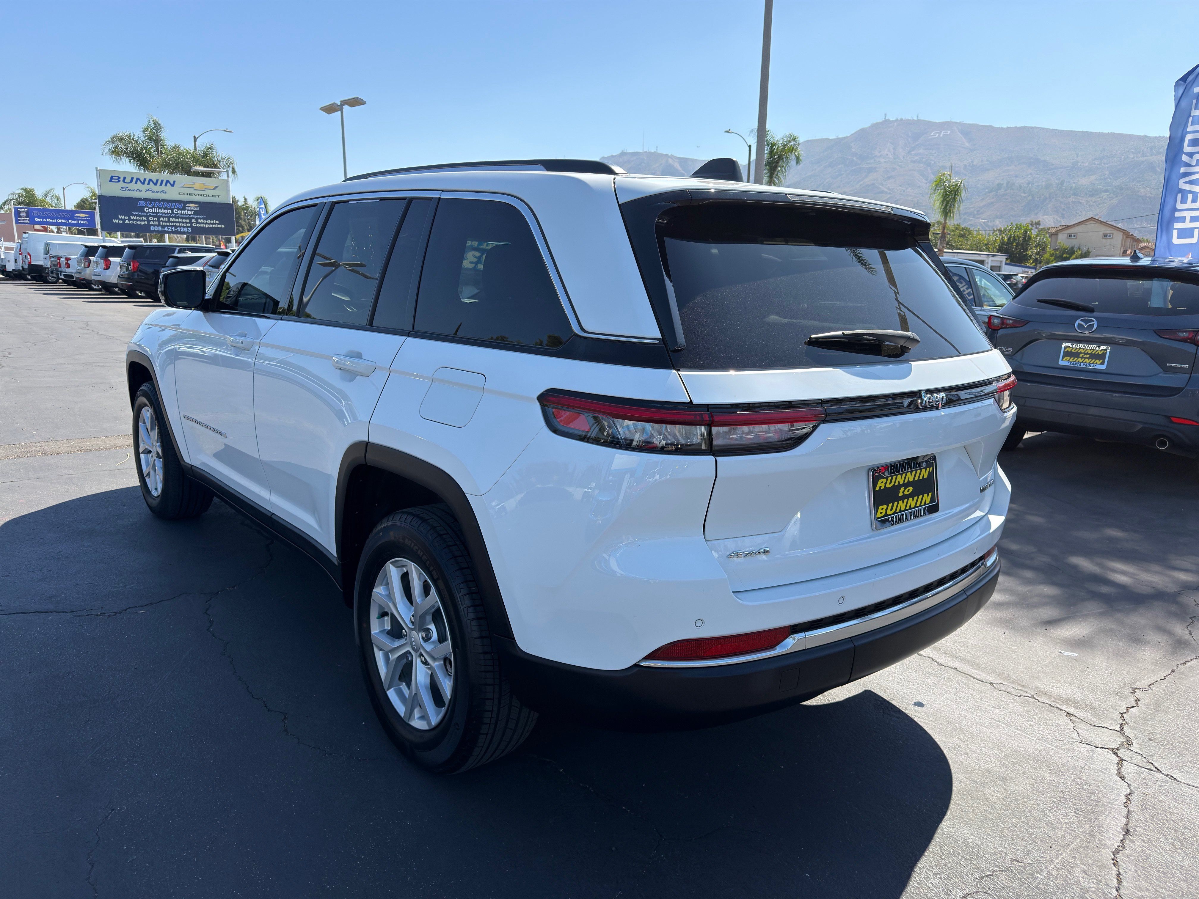 Used 2023 Jeep Grand Cherokee Limited w/ Trailer Tow Prep Group (B) AWD/4WD image 6