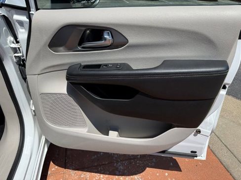 Used 2023 Chrysler Pacifica Touring-L FWD image 22