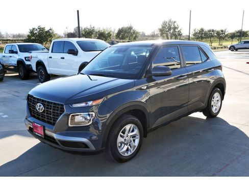 Certified 2025 Hyundai Venue SE image 3