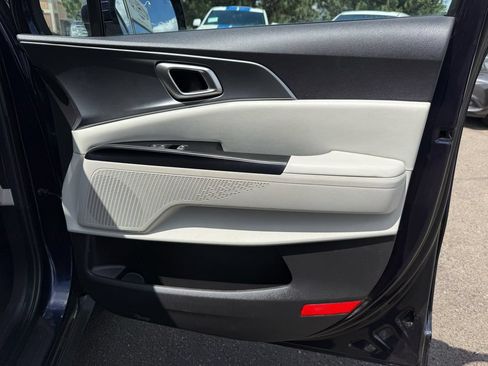 Used 2023 Kia Carnival LX FWD image 23