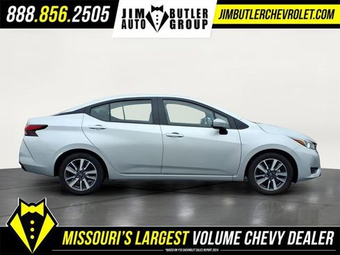 Used 2023 Nissan Versa SV image 4